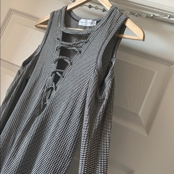 Striped top - Cold Shoulder - Picture 3 of 7